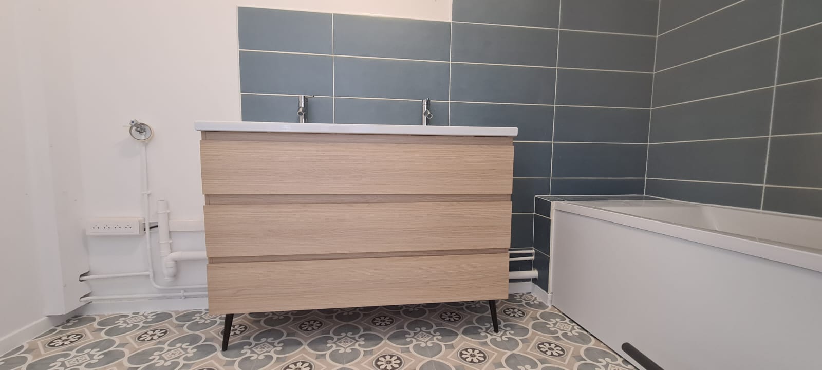 Salle de bain moderne avec meuble-vasque.