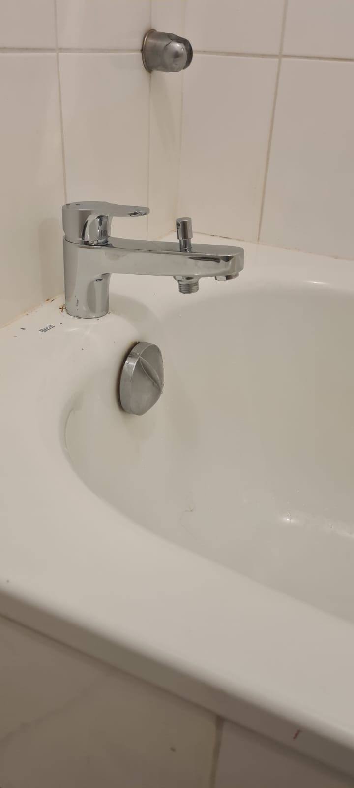 Lavabo avec robinet moderne.